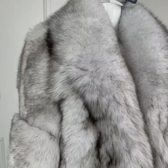 Elegant Women's real Fur Coat - Gray Silver Fox - Picture 9 of 12